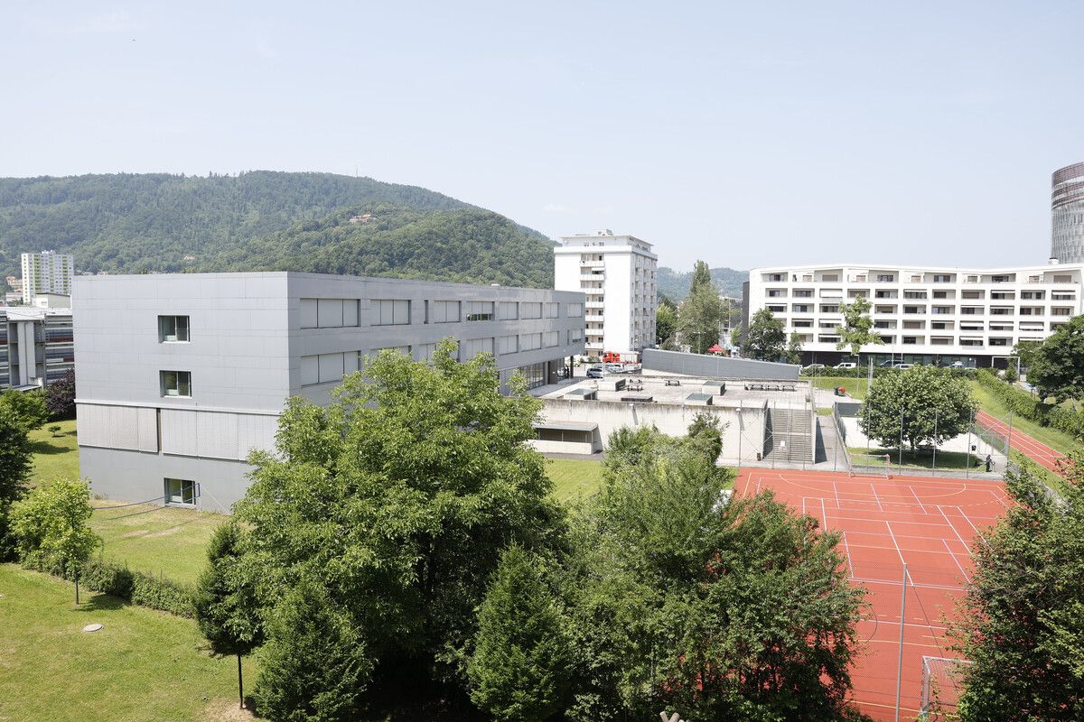 Viele Schüler sind gestern in ihre Schule in der Dreierschützengasse zurückgekehrt. ⇒AFP