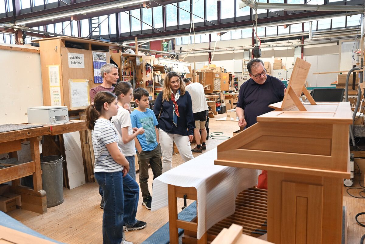 Vier Orgelschüler der Rheintalischen Musikschule waren zu Besuch in der Werkstatt von Rieger Orgelbau.⇒BVS