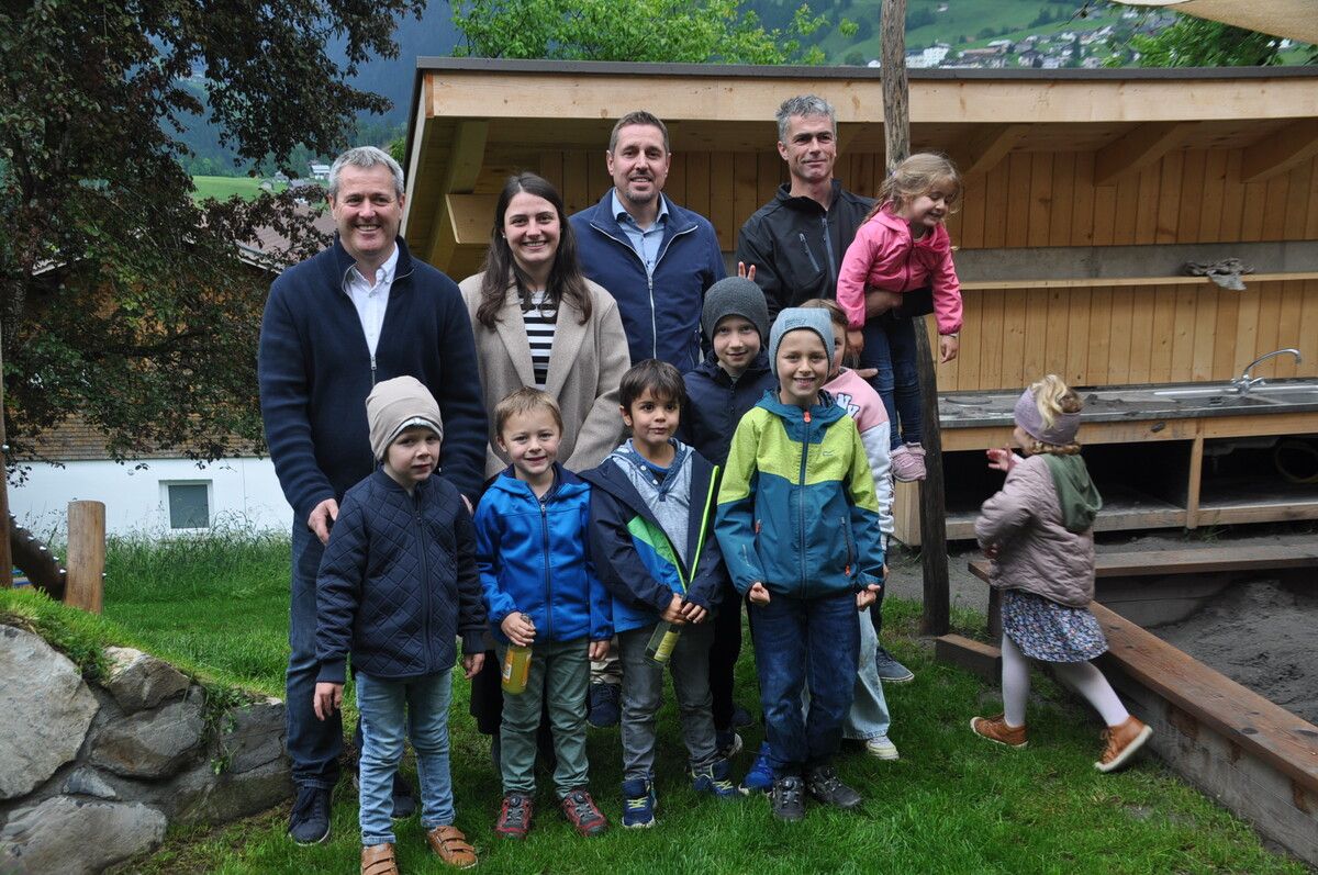 V.l.: Bürgermeister Erich Kaufmann, Lena Sutter, Heino Konzett und Ingemar Dobler mit Kindern.⇒hab