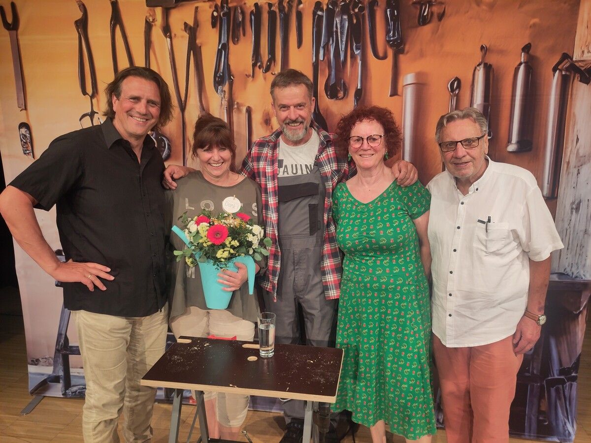 V.l.: Einen vergnügten Abend erlebten Bürgermeister Gerd Hölzl mit Sylvia Bürger (Bürgerservice), Kabarettist Uli Boettcher, Ingrid und Hansjörg Ellensohn (beide Kultur Koblach). ⇒Hinterholzer