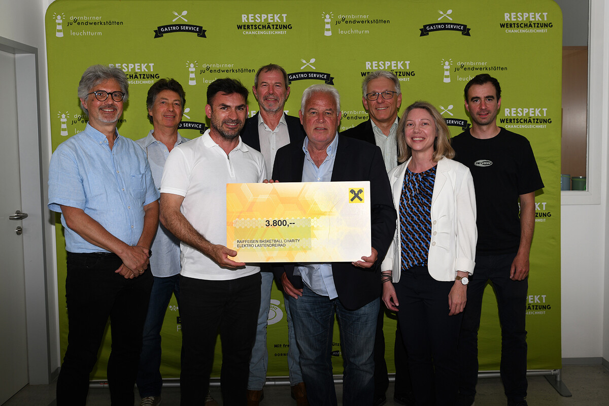 V.l.:Elmar Luger (Jugendkoordinator, Vorstand), Fritz Studer (Vorstand), Ingo Schrank (Arbeitsanleiter), Markus Mittelberger (Basketball Lions), Gerald Mathis (Obmann), Udo Reiner (Raiba), Karoline Rümmele (Vorstand), Gebhard Kröss (Jugendstadtrat).