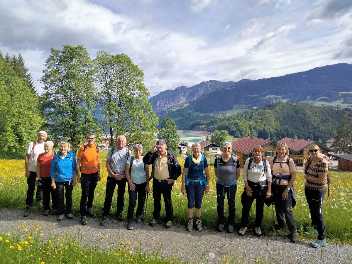 Von Quellen bis Käsehaus: Die Wanderung trotzte dem Regen mit Stimmung, Liedern und Naturgenuss.⇒Vorarlberg 50Plus Dornbirn