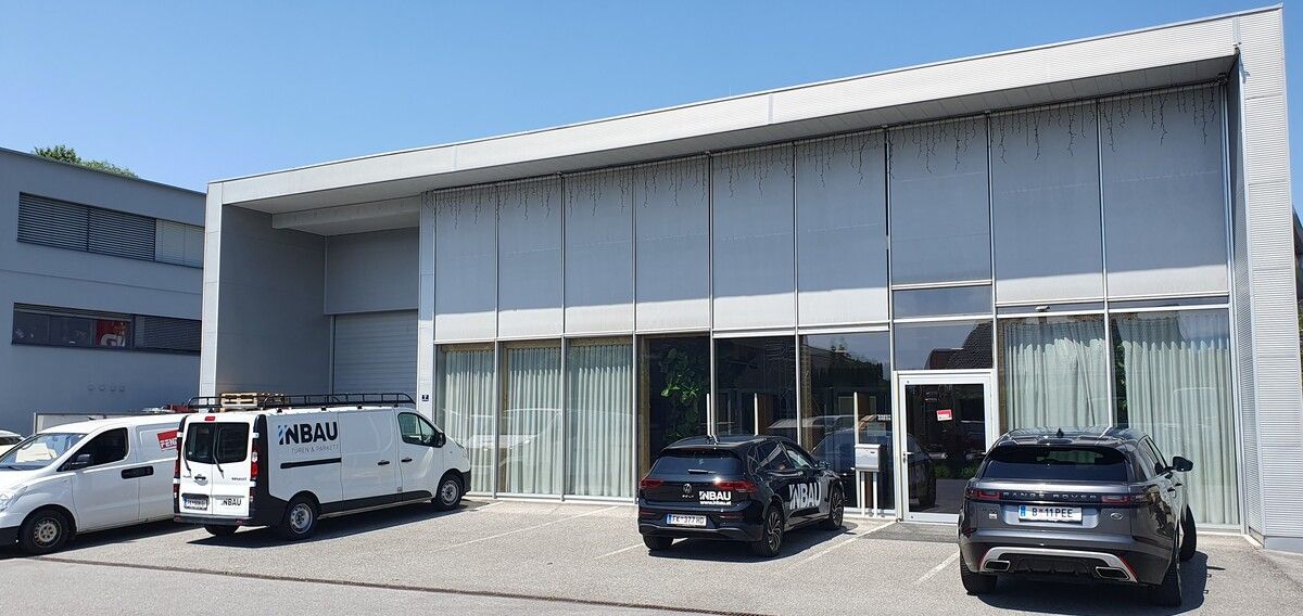 Vor dem bisherigen Hauptsitz von Fend in Wolfurt stehen bereits die INBAU-Fahrzeuge.⇒wpa