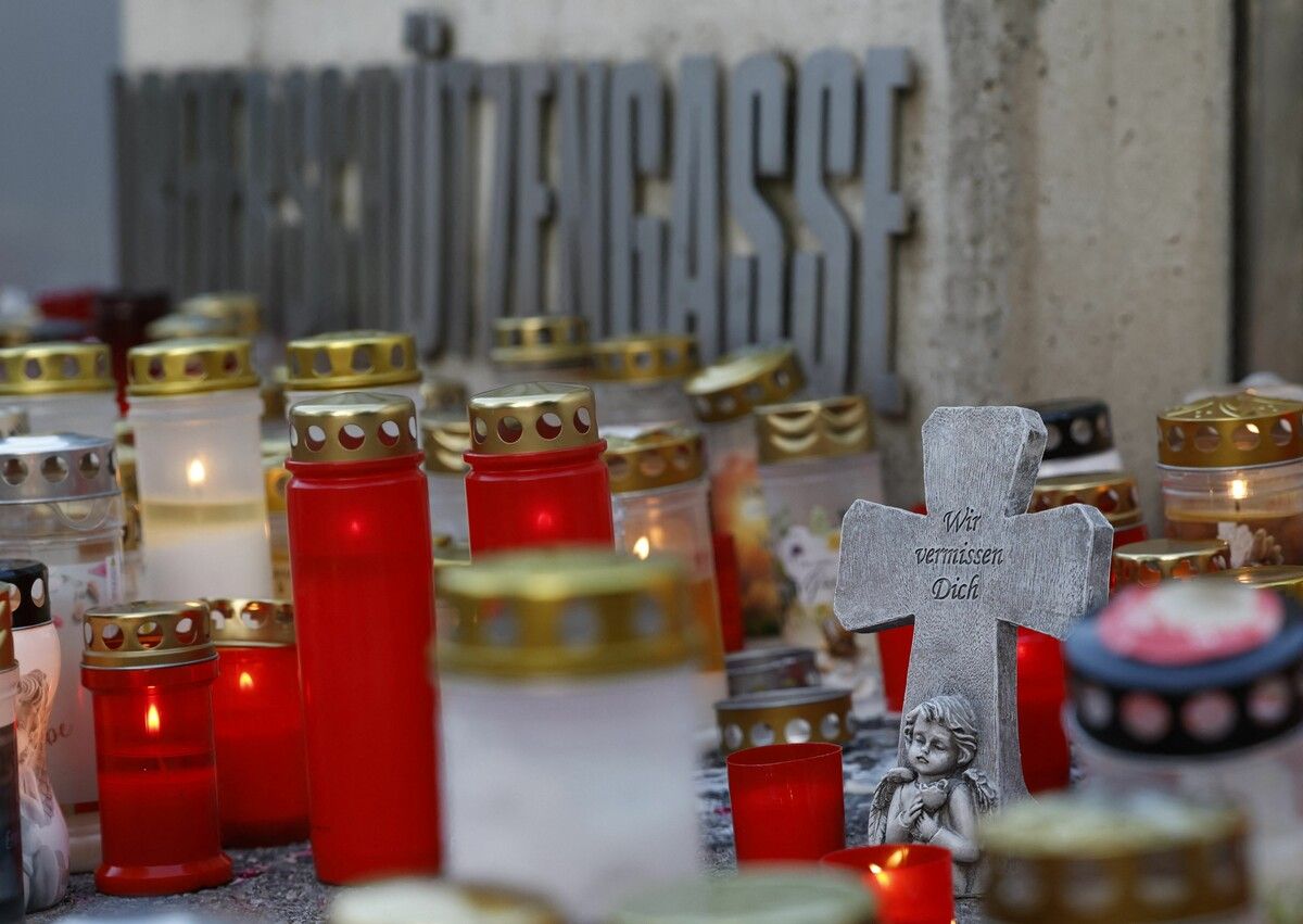 Vor der Schule wurden zahlreiche Kerzen angezündet und Blumen niedergelegt.⇒AFP
