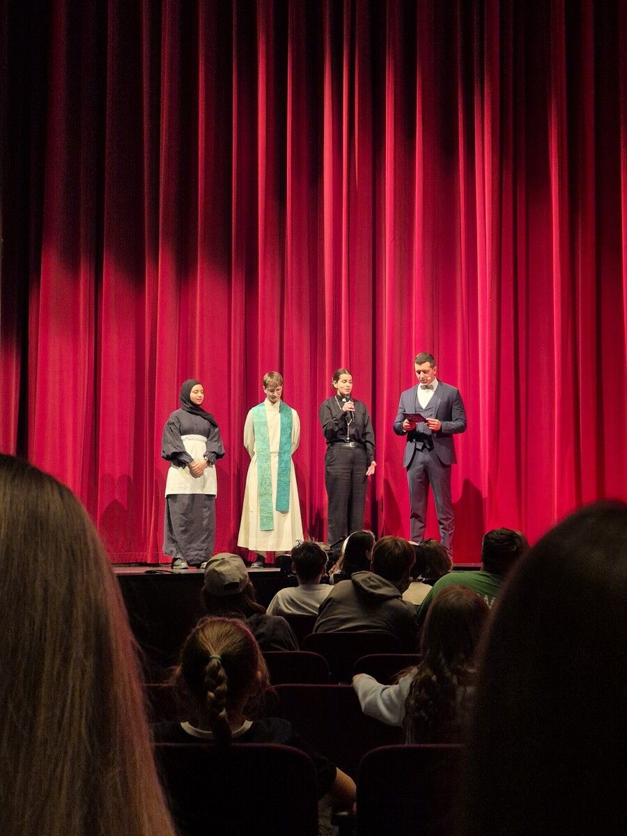 Vor jeder Aufführung stellten die Schauspielerinnen und Schauspieler die Stücke kurz vor. Dabei machten sie deutlich, wie viel Zeit und Motivation sie hineingesteckt hatten. ⇒ECK