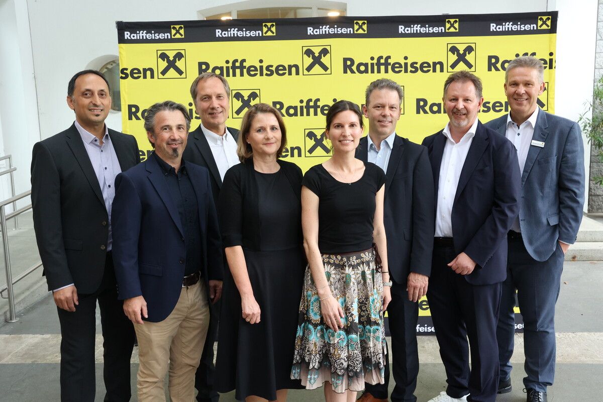 Vorstandsdirektor Aydin Aktas, Jürgen Bachmann, AR-Vors.Stv. Gebhard Moser, Barbara Nachbaur, Andrea Verstappen, Thomas Bachmann, AR-Vors. Josef Lercher, Vorstandsdirektor Günther Hirschfeld (v. l.).