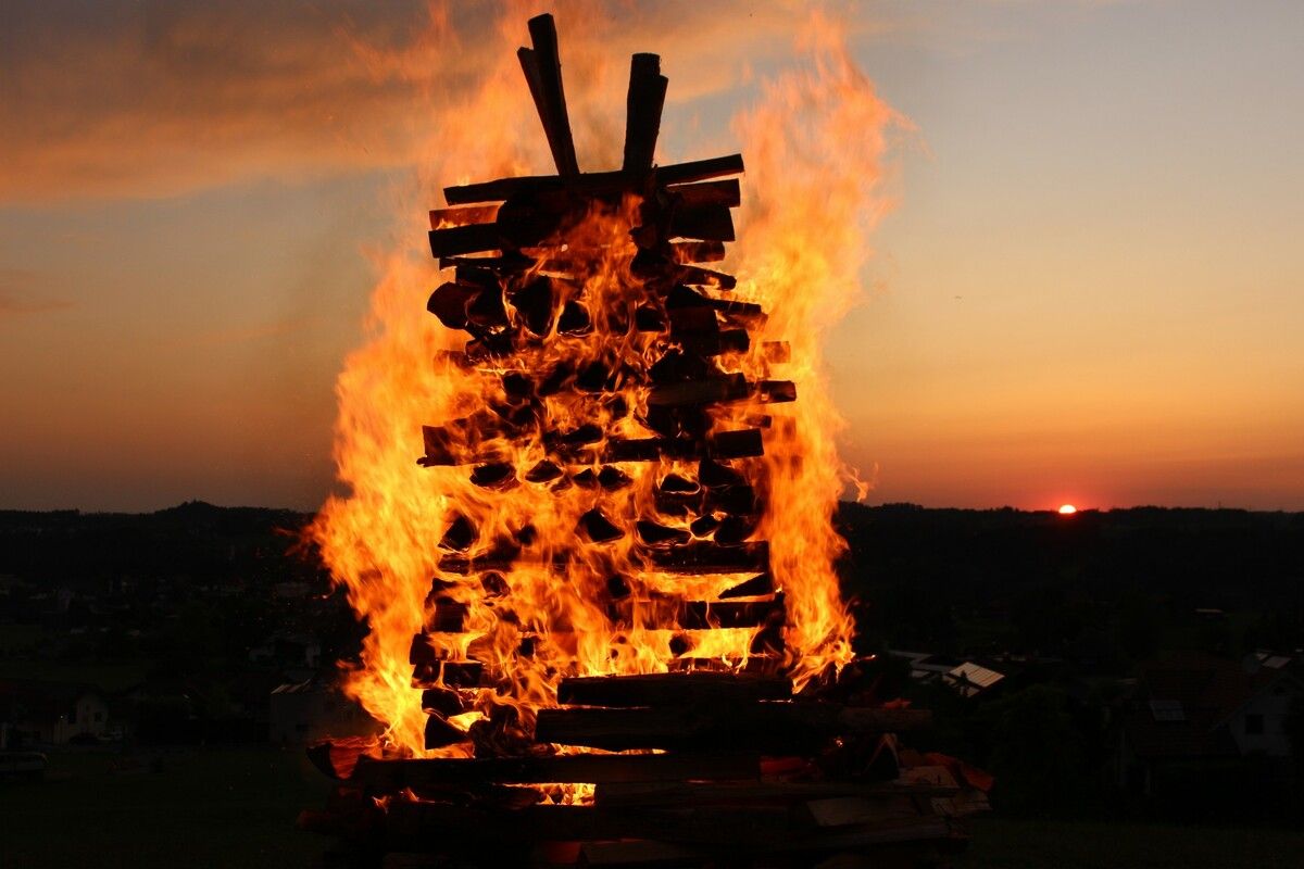 Während die rote Scheibe der Sonne am Horizont langsam unterging, erhellte das auflodernde Sonnwendfeuer den Festplatz auf dem Krisabühel. ⇒STP