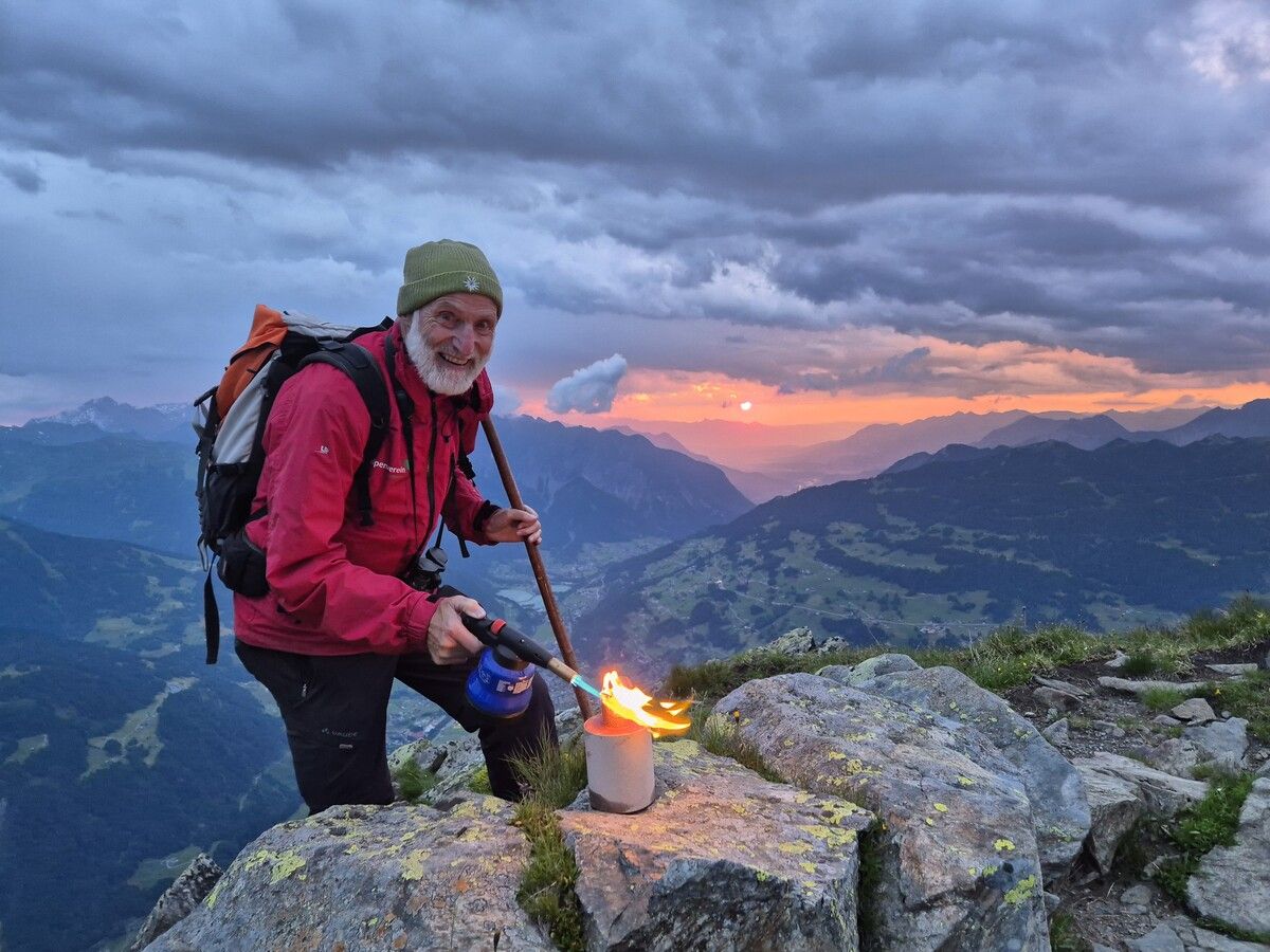 Walter Zudrell entzündet das Sonnwendfeuer am Kreuzjoch. ⇒VN/JUN