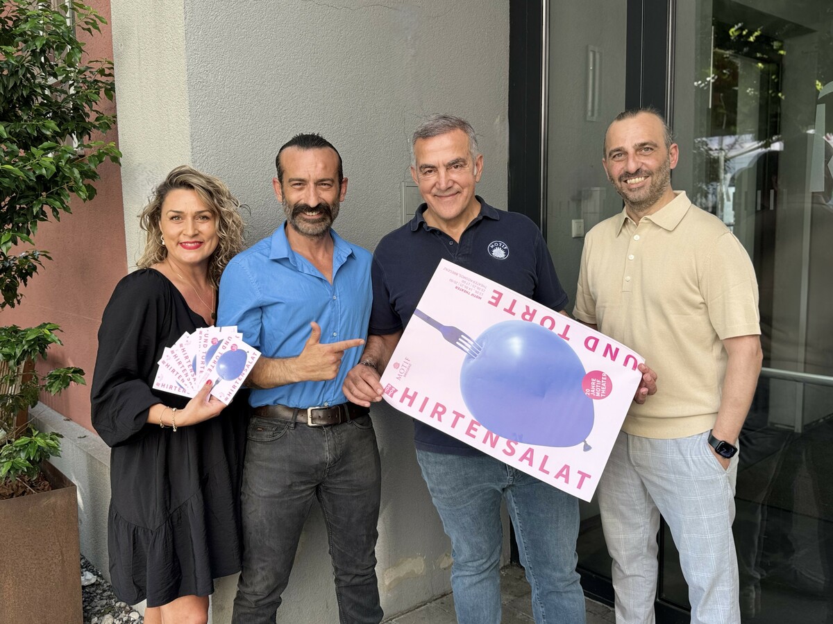 Yener Polat (2.v.r.) mit den Schauspielern Fatma Üçüncü, Erkan Teker und Yasar Çapar bei der Jubiläumsaufführung im Theater Kosmos.⇒Sigrid Juen