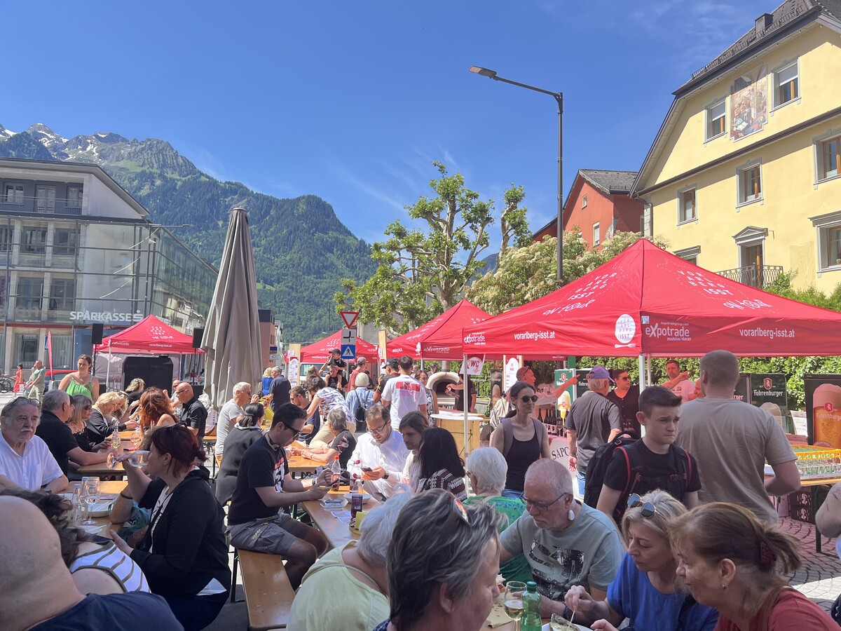 Zahlreiche Besucher nahmen das kulinarische Angebot in der Bludenzer Altstadt an.