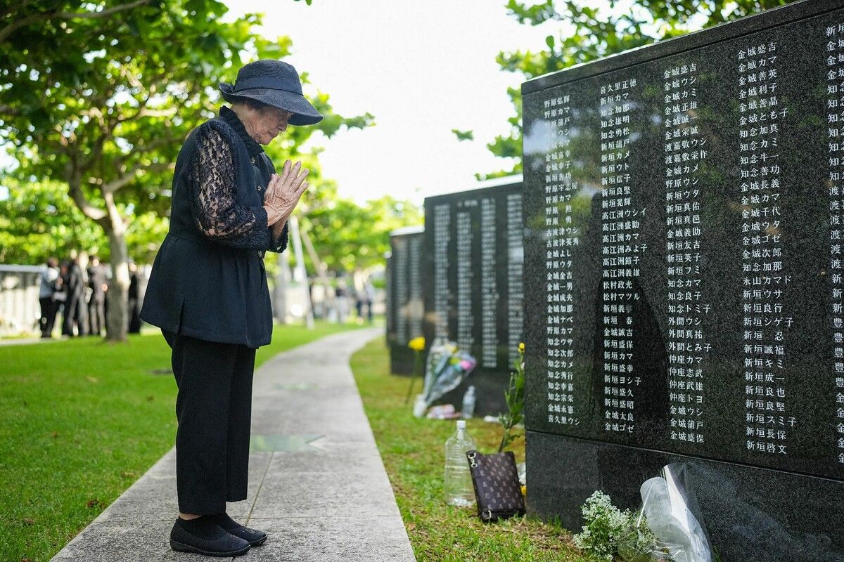 Zum 80. Jahrestag der Schlacht von Okinawa betet eine Frau im Peace Memorial Park in Japan für ihre Angehörigen. 200.000 Menschen starben, viele davon Zivilisten. 