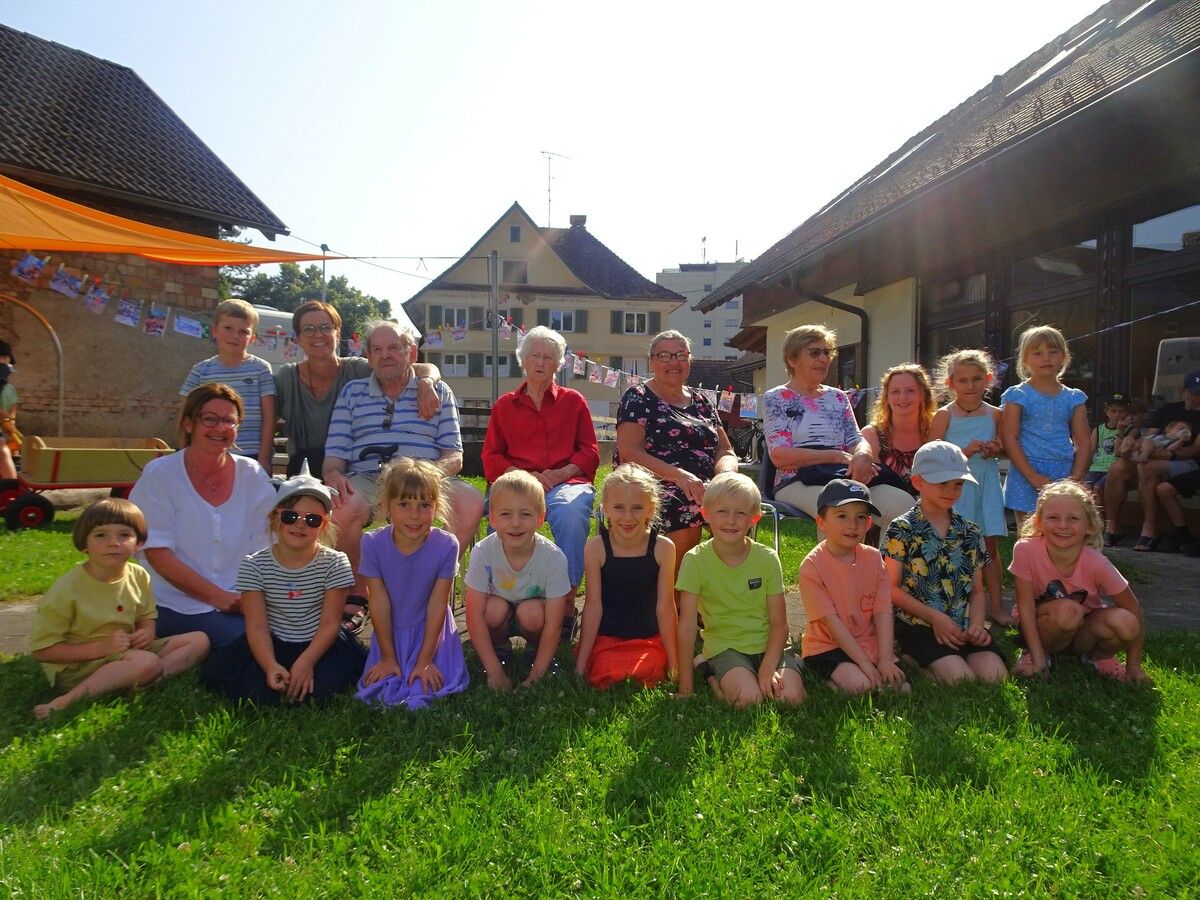 Zum Abschlussfest noch einmal vereint – die Kinder vom Kindergarten Mittelfeld und ihre Senioren aus dem Oberdorf. ⇒cth (5)