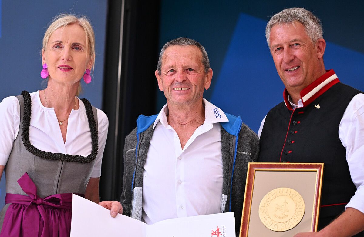 Zwei Lecher unter sich: Günter Pfefferkorn wurde das Große Goldene Ehrenzeichen von ÖSV-Vizepräsident Stefan Jochum überreicht.⇒gepa