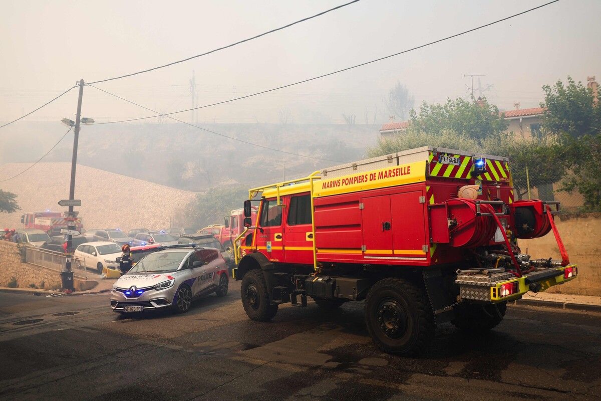 800 Feuerwehrleute waren mit 250 Löschfahrzeugen im Einsatz.⇒AFP