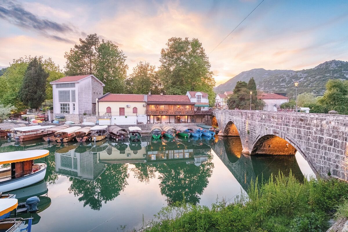 Abendstimmung im Hafen von Virpazar, Ausgangspunkt vieler Bootstouren auf dem Skadarsee. Shutterstock