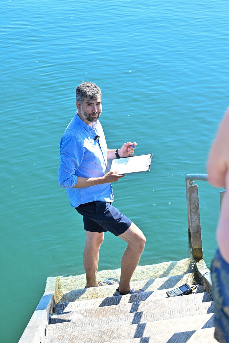 Alexander Dürregger, Sachverständiger für Gewässergüte, prüft die Wasserqualität beim Seebad Bregenz. ⇒VN/Serra