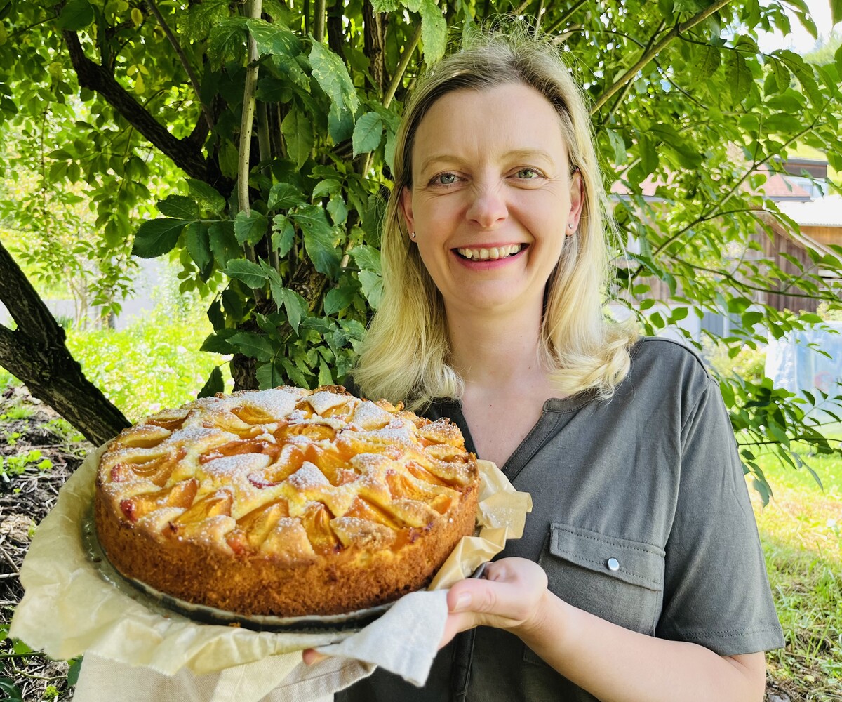 Alexandra präsentiert ihren frisch gebackenen Marillenkuchen.⇒AFB (2)