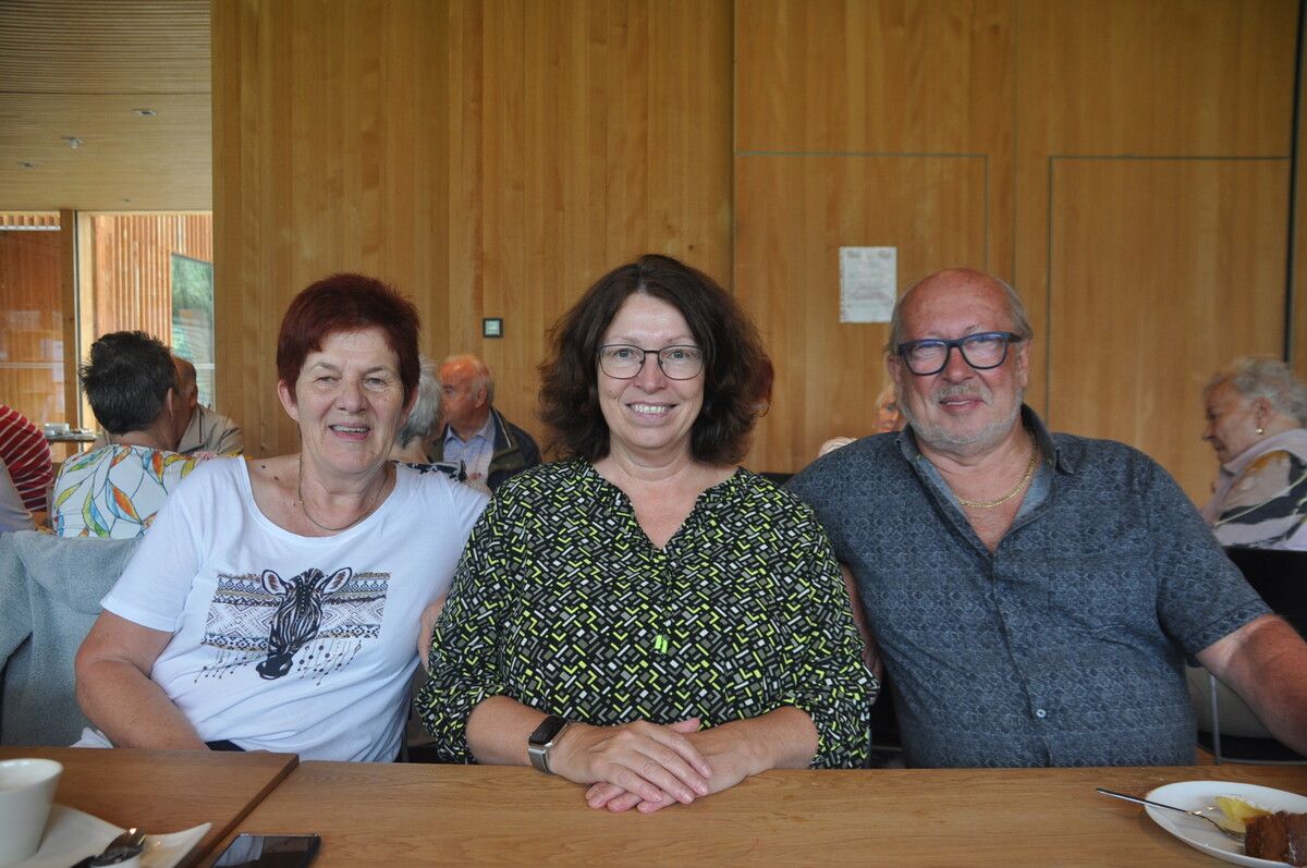 Alle über 60-Jährigen in Ludesch wurden zum Kuchenfest eingeladen. Im Bild: Gerda Spreitzer, Bürgermeisterin Alexandra Schalegg und Hartwig Töpfer.⇒HAB