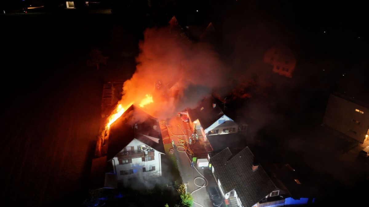 Als die Feuerwehr eintraf, loderten Flammen lichterloh aus dem Dachstuhl.⇒Shourot/Vlach/vol