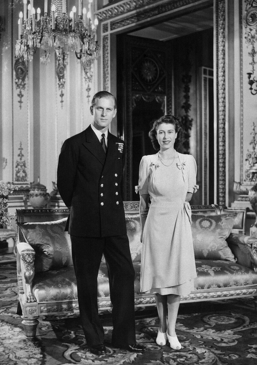 Am 9. Juli 1947 wurde die Verlobung mit einem Fotoshooting im Buckingham-Palast öffentlich gemacht.⇒AfP, The Royal Colleciton
