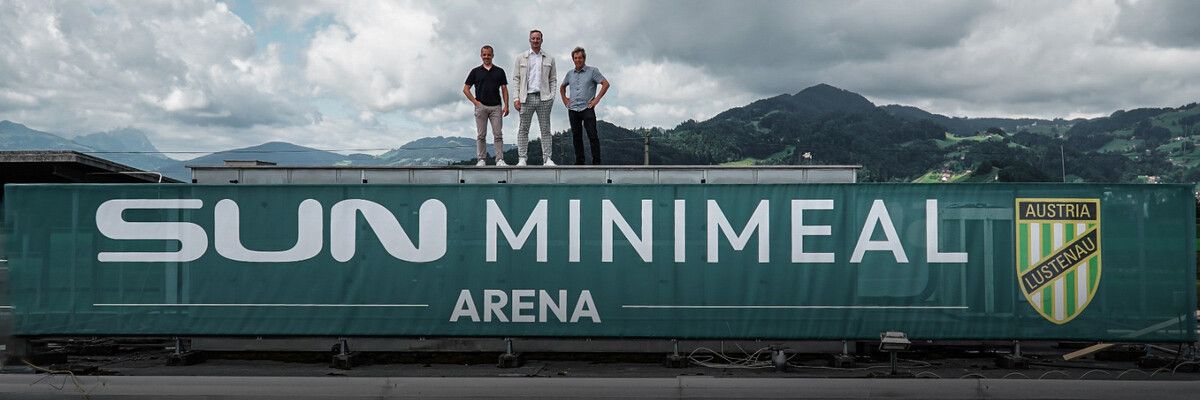 Am Stadioneingang begrüßt der Schriftzug „Reichshofstadion“ die Besucher, doch schon bald soll der neue Sponsor der Arena gut sichtbar auf dem neuen Clubgebäude angebracht werden.⇒Verein