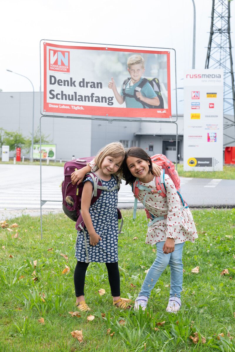 Amrei (l.) und ihre beste Freundin Mayla genießen jetzt noch die freie Zeit, sind aber auch schon voller Vorfreude auf den Schulstart. ⇒Serra