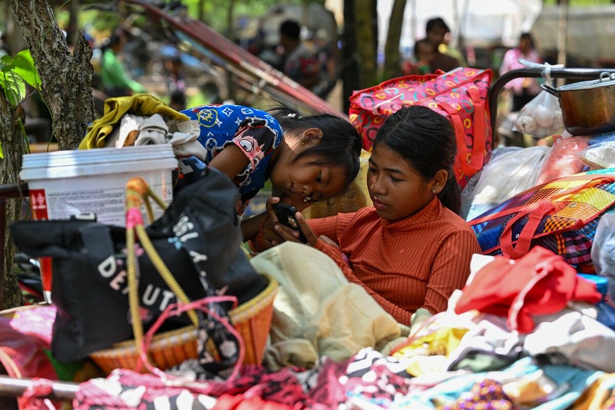 An der Grenze zwischen Thailand und Kambodscha ist es am Freitag erneut zu schweren Gefechten gekommen. Mehr als 100.000 Menschen sind in Notunterkünfte gebracht worden. AFP (5)