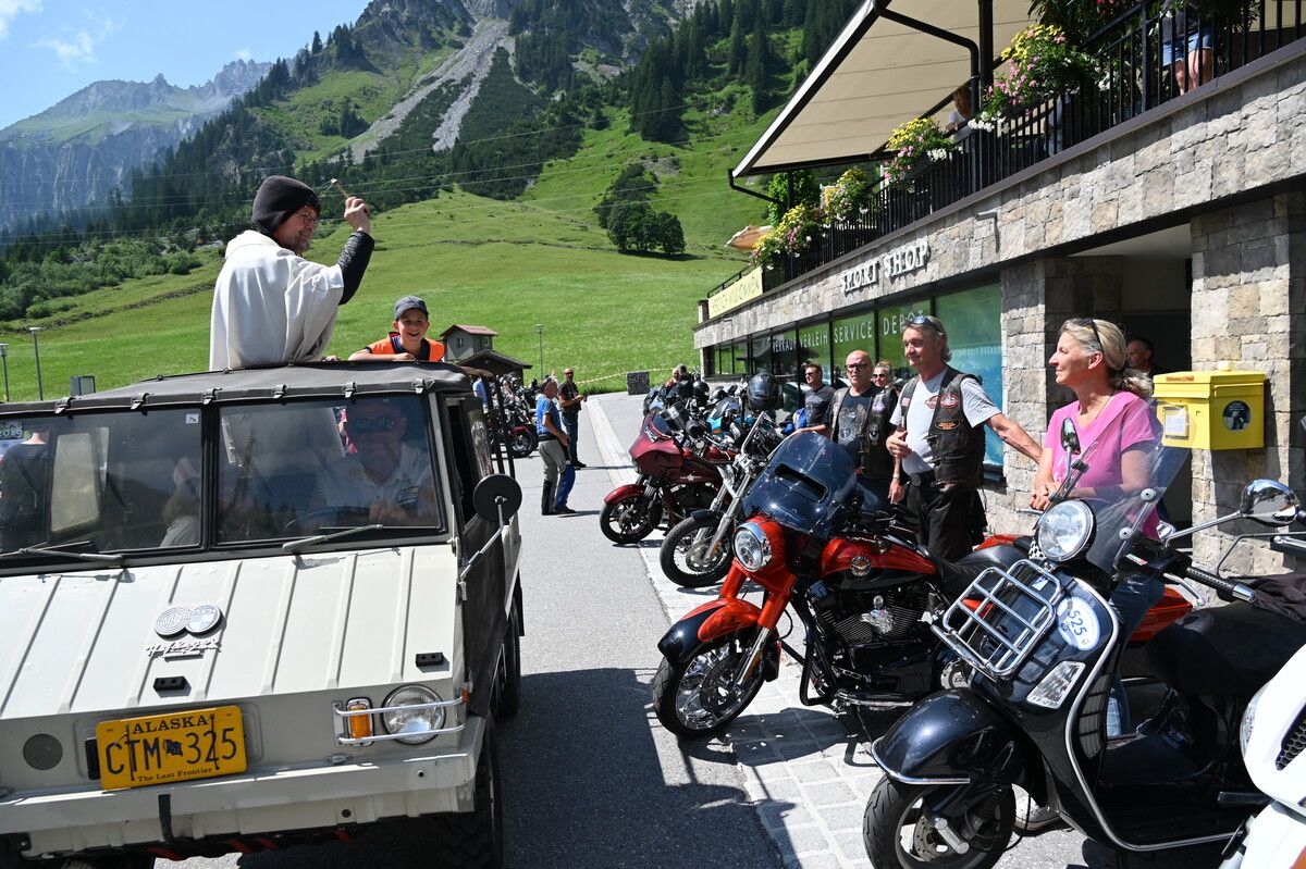 Andächtig empfingen die Biker die Segnung.⇒DOB