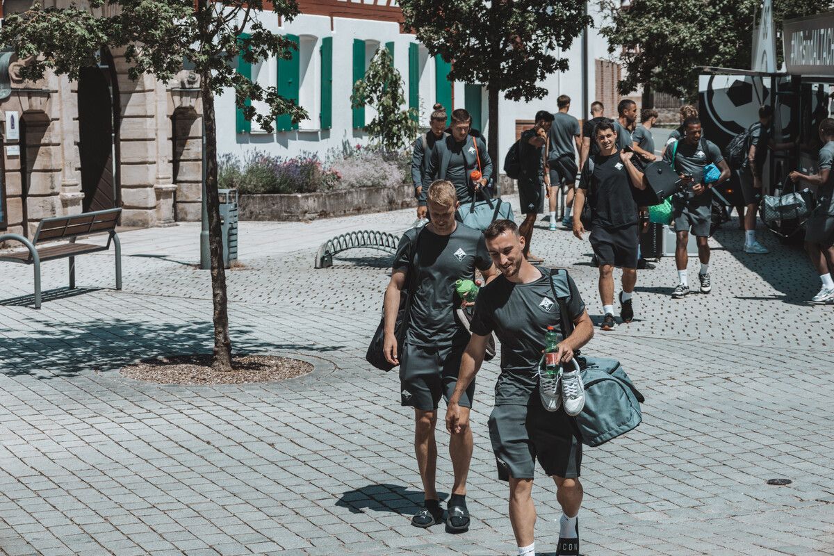 Ankunft der Spieler im Dormero Schlosshotel in Reichenschwand.