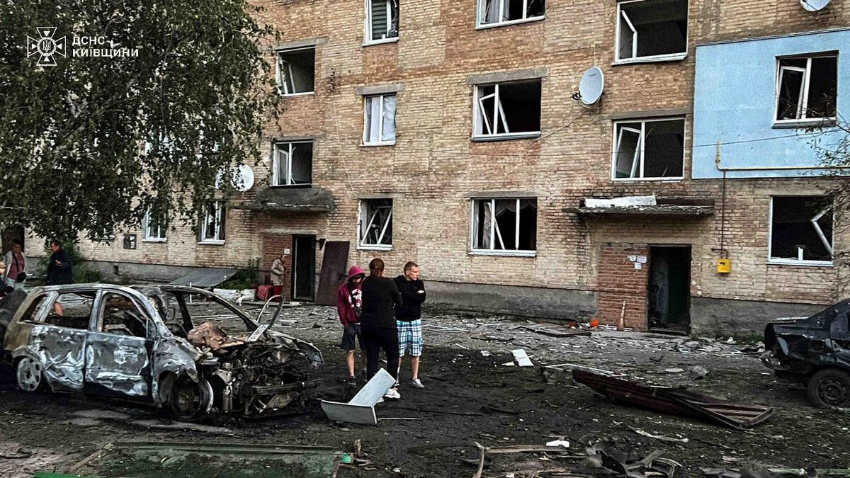 Anwohner vor ihrem von einem russischen Drohnenangriff zerstörten Haus.⇒AFP