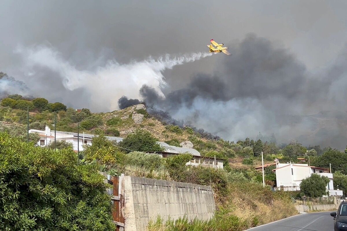 Auch Löschflugzeuge und Hubschrauber sind gegen die Flammen im Einsatz.⇒AFP
