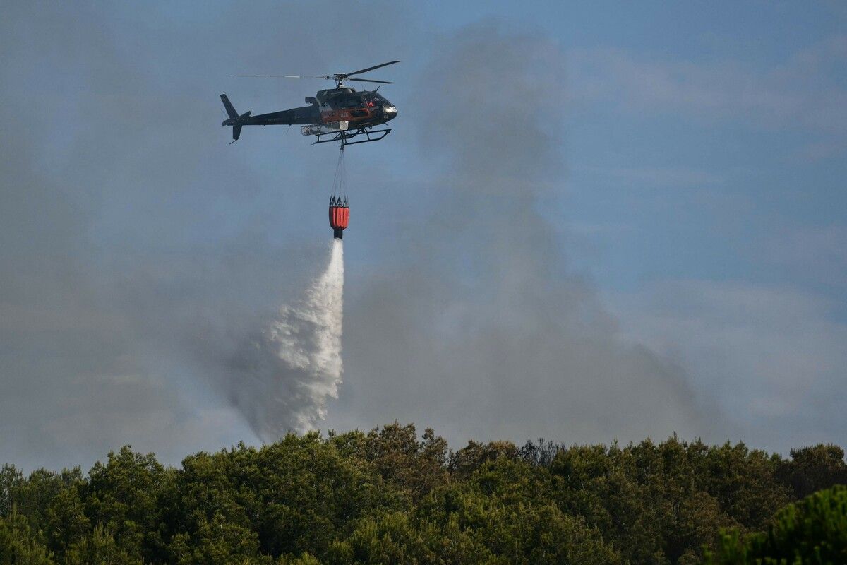 Auch Löschhubschrauber waren gegen die Flammen im Einsatz.⇒AFP