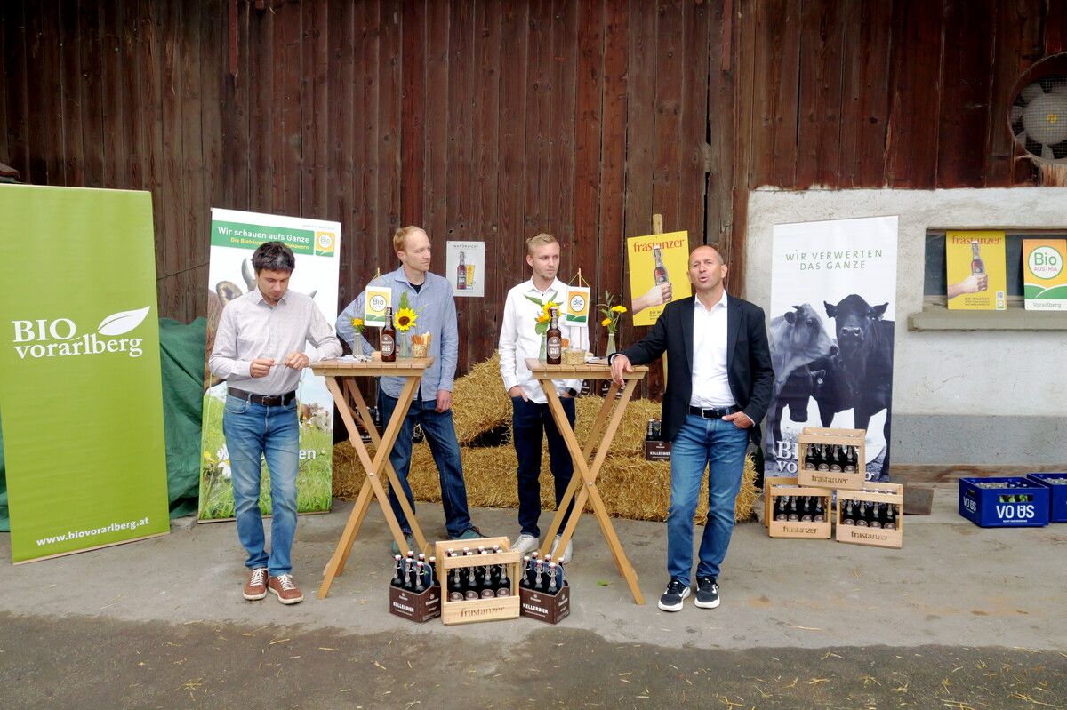 Auf dem Biohof Weißenbach in Götzis wurde das neue Frastanzer Bio-Kellerbier vorgestellt.⇒ HE(2)