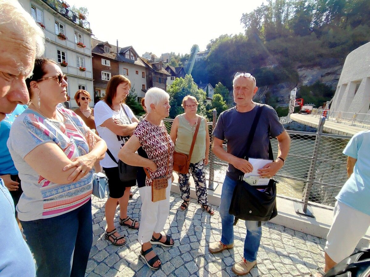 Auf der Heilig-Kreuz-Brücke erfuhren die Teilnehmer Wissenswertes über die zentrale Verkehrsachse. ⇒HE