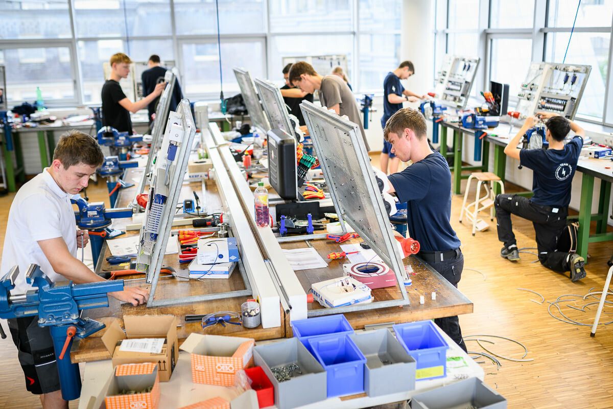 Ausbildung Die Lehrlingsleistungswettbewerbe der Sparte Industrie der Wirtschaftskammer sind in vollem Gange. Bisher haben 450 Nachwuchskräfte in 14 verschiedenen Lehrberufen ihr Können bewiesen. Bis Mitte Juli werden weitere Wettbewerbe folgen. ⇒M.Rhomberg