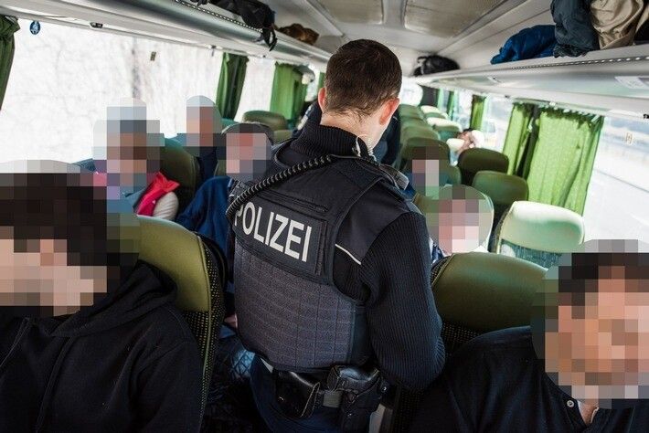 Ausrede schützte Fahrgast nicht vor Vollstreckungshaftbefehl. ⇒POLIZEI