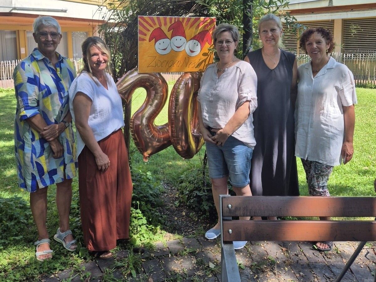 Barbara Bohle (ehemalige Geschäftsführung Kinderbetreuung Vorarlberg), Gerlinde Ehgarter & Evelyn-Susanna Gamper (Initiatorinnen ZwergenNest), Maggie Vestermo (ehemalige Bezirksleitung Kindernest Dornbirn), Karin Kolb (ehemalige Assistentin Kindernest Dornbirn).⇒Carmen Thurnher