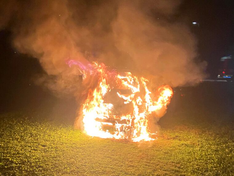 Bei der Ankunft der Einsatzkräfte stand das Fahrzeug in Vollbrand.