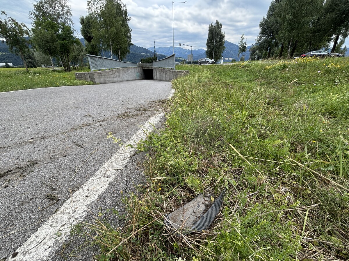 Bei Dornbirn Nord kam er von der Straße ab und hinterließ mehrere Fahrzeugteile.⇒VN