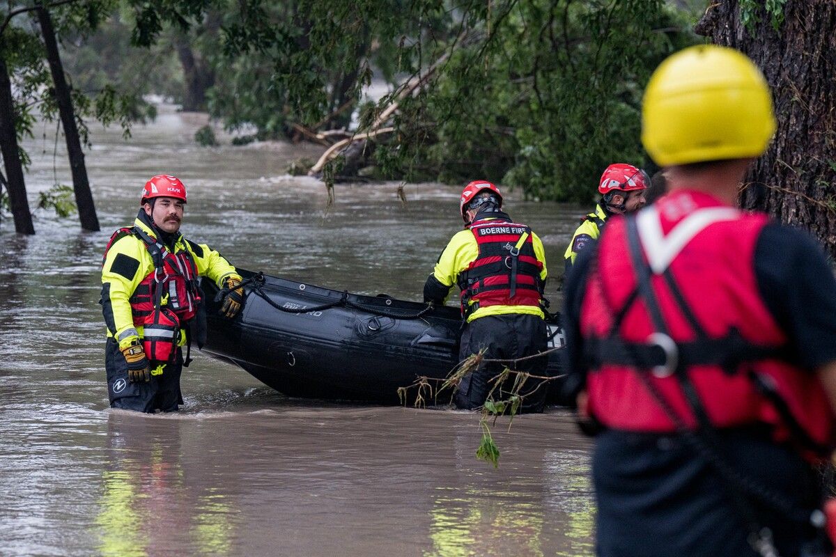 Bei einer Sturzflut des Guadalupe River am Morgen des 4. Juli 2025 kamen im Kerr County mindestens 100 Menschen ums Leben.⇒AFP