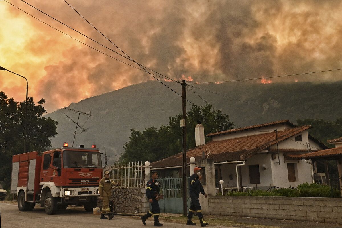 Bei Korinth kämpfen mehr als 180 Einsatzkräfte gegen die Flammen.⇒AFP
