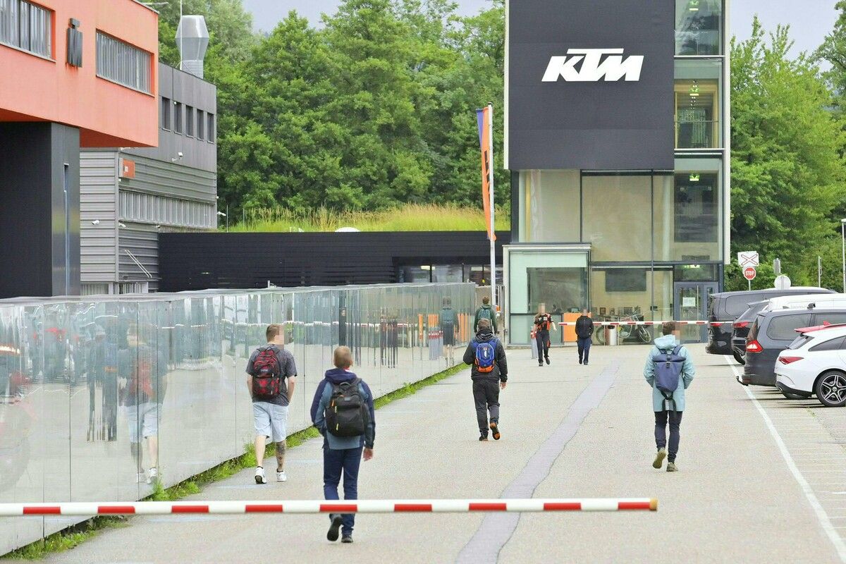 Bei KTM (hier das Stammwerk Mattighofen) haben die 1000 Mitarbeiter in der Fertigung ihre Arbeit wieder aufgenommen. Die Produktion stand seit 28. April still. ⇒apa
