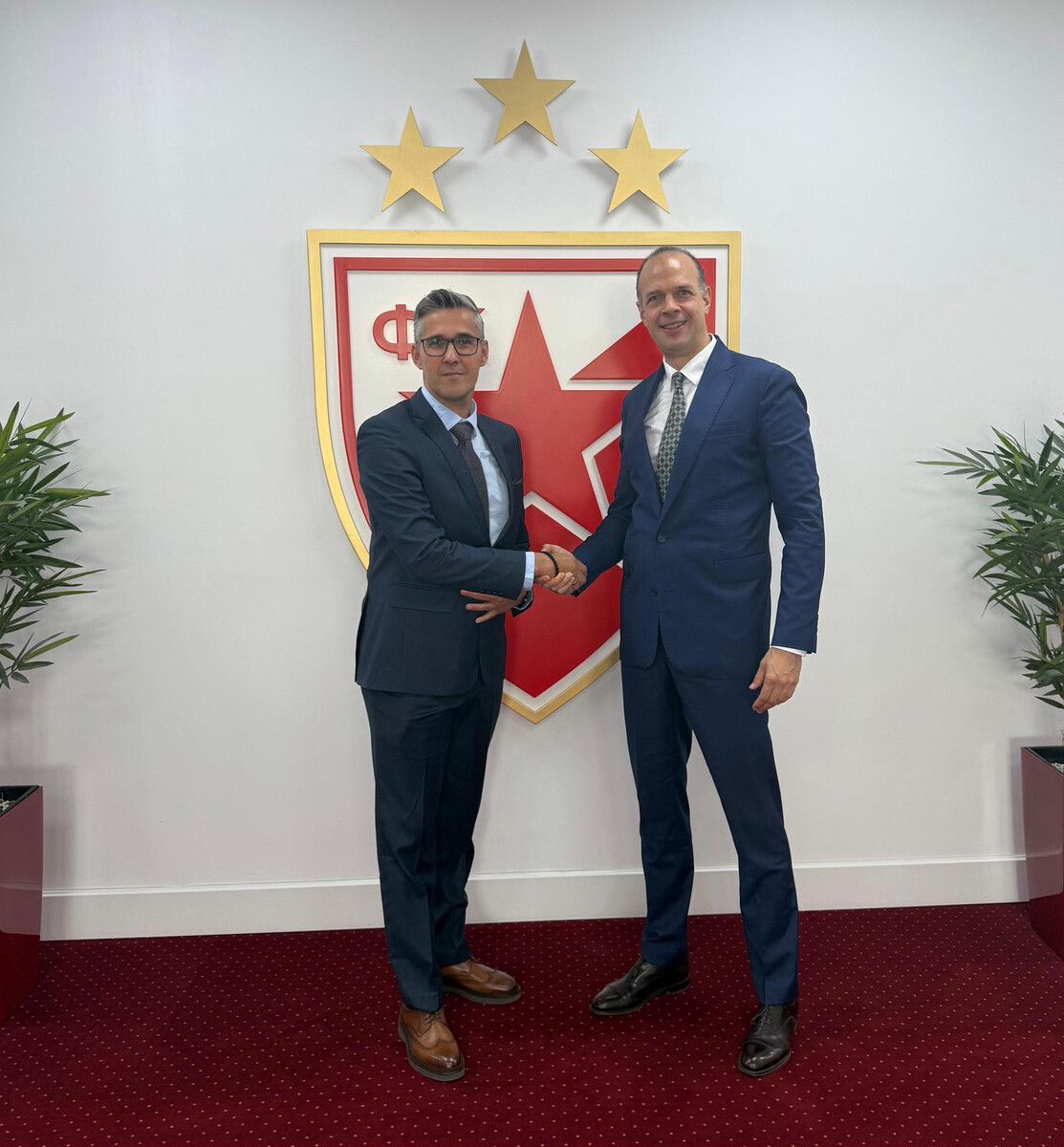 Bei Roter Stern Belgrad wurde Predrag Zivanovic von Operations Director Marko Petrovic (r.) empfangen.