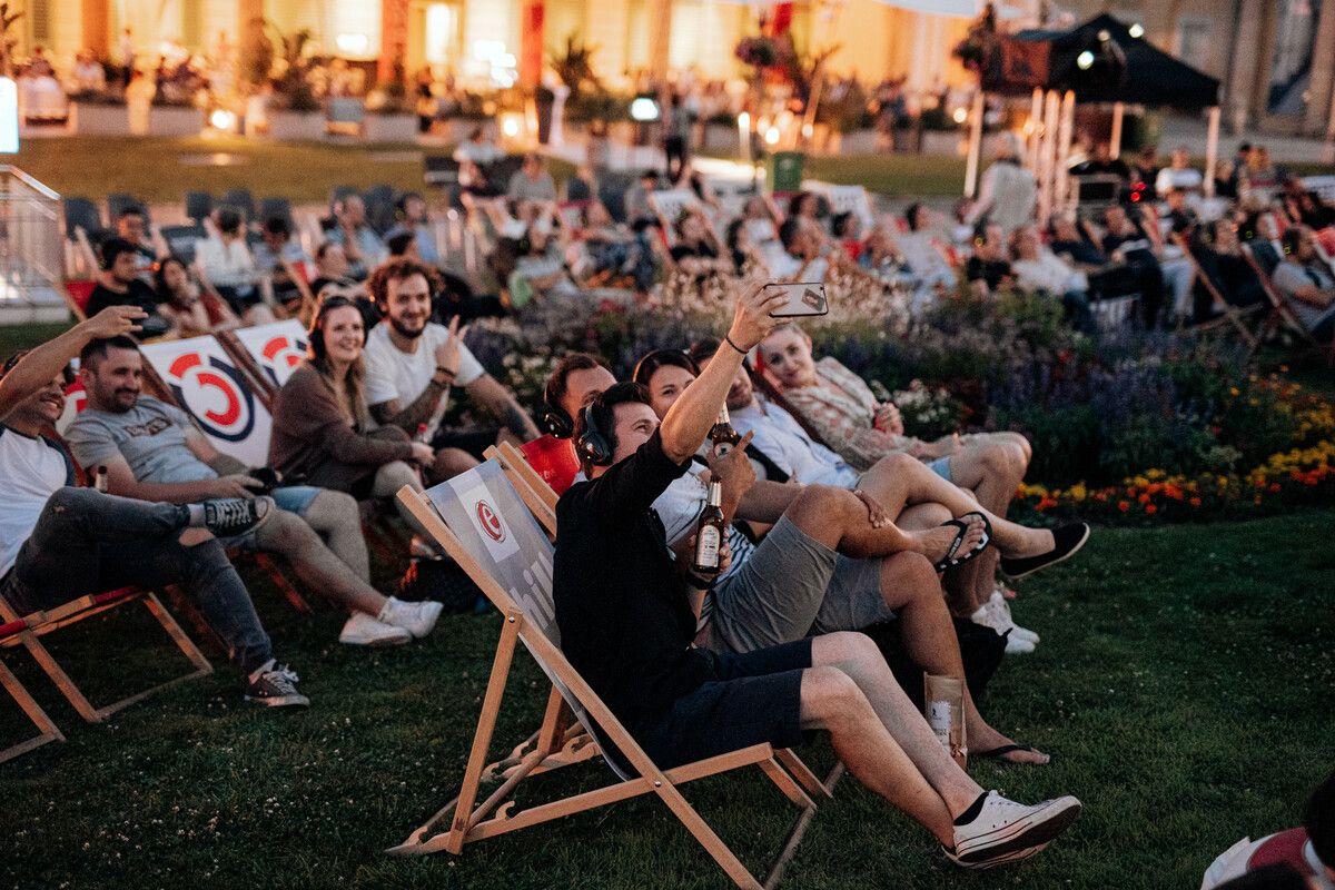 Bei Silent Cinema hört man den Ton zum Film über Kopf­hörer. ⇒Stadt Dornbirn