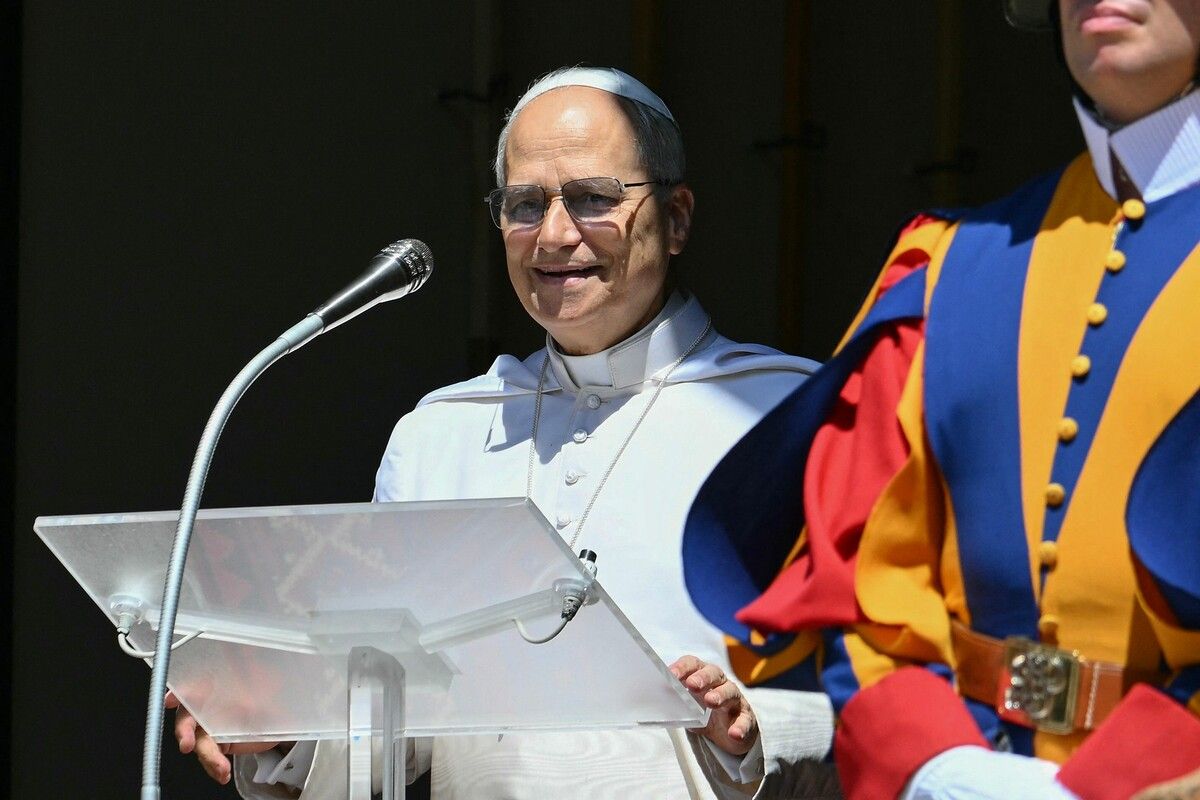 Beim Angelusgebet spricht Papst Leo XIV. vor dem Palazzo Apostolico in Castel Gandolfo, 40 km südöstlich von Rom, zur Menge.