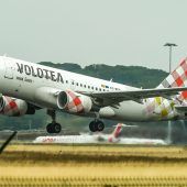 Mann von Triebwerk auf Flughafen in Bergamo eingesogen