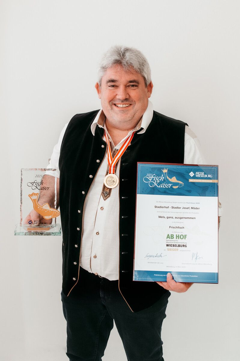 Betriebsleiter Josef Stadler mit der Trophäe und der Urkunde zum Titel „Fischkaiser 2025“. ⇒Stadlerhof