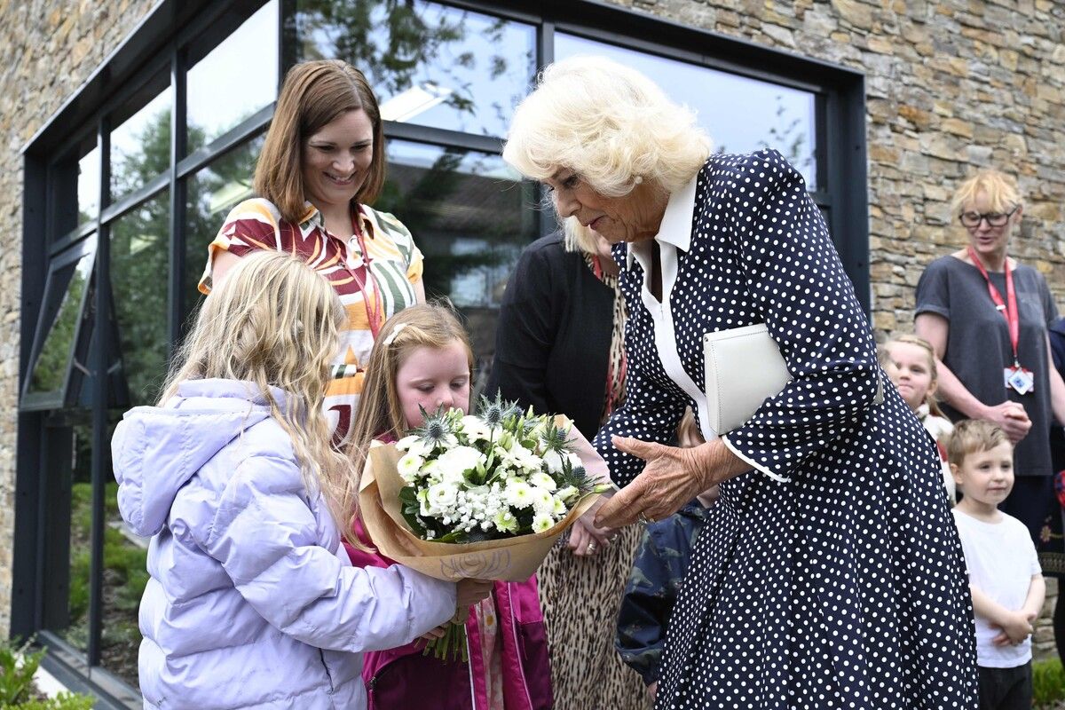 Blumen für die britische Königin Camilla. Die Frau von König Charles besuchte gestern die Ratho Bibliothek in Newbridge, westlich von Edinburgh. 