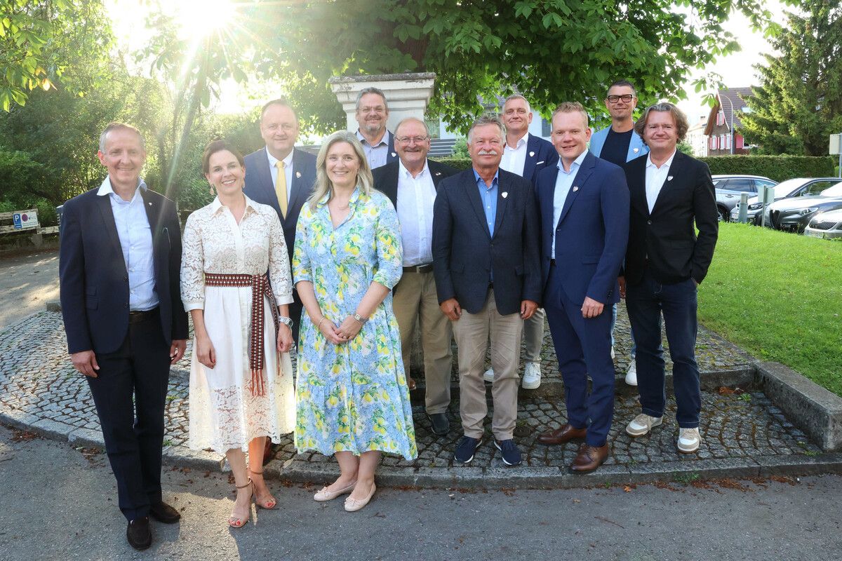 Bruderschaftsmeister Florian Werner (l.) und Hubert Gorbach mit den neuen Novizinnen und Novizen.⇒ame