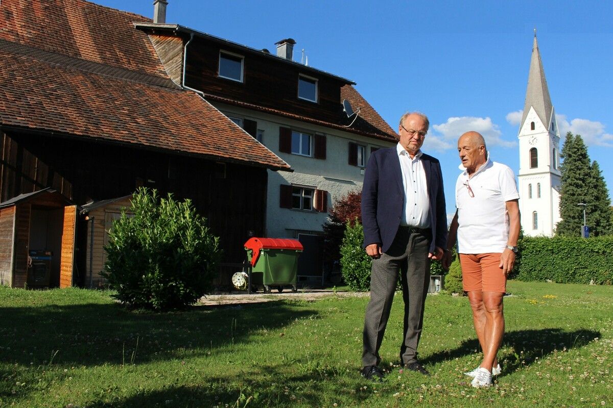Bürgermeister Elmar Rhomberg: „Wir sind vor allem Felix Feßler Dank schuldig, dass die Gemeinde diese für die Zentrumsentwicklung und Kinderbetreuung gleichermaßen wichtige Immobilie erwerben konnte.“ ⇒STP